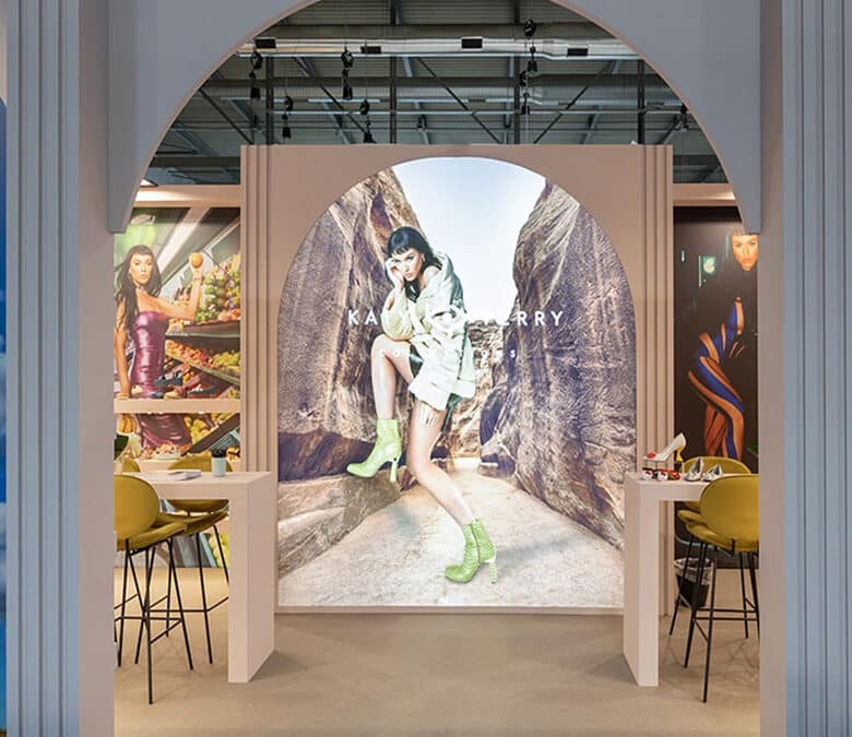 STAND KATY PERRY COLLECTIONS